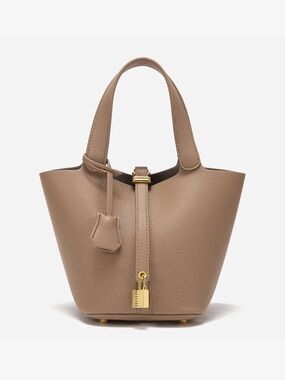 Isavie bucket bag